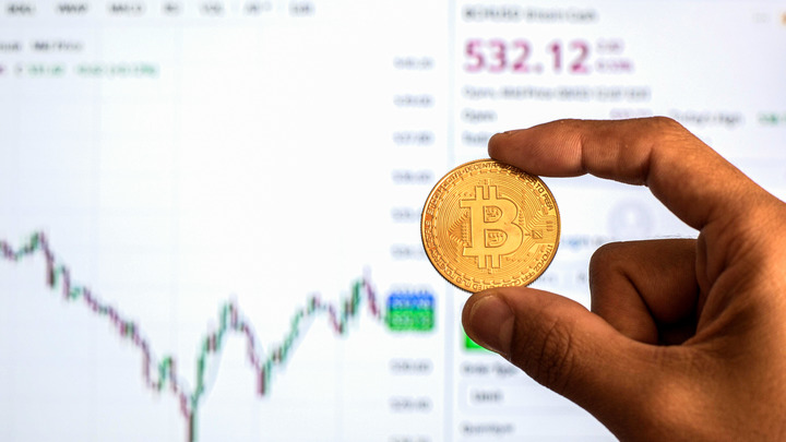 Биткоин взлетел впервые после весны, но новую высоту не удержал