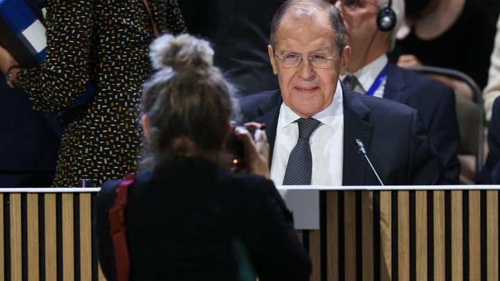 Выключенный свет и шутки про танцы. Как Стокгольм встретил русскую делегацию