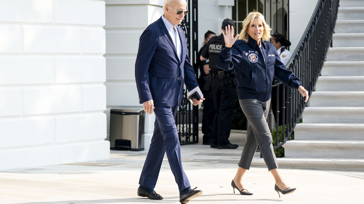 Байден не скрывал улыбки на похоронах королевы