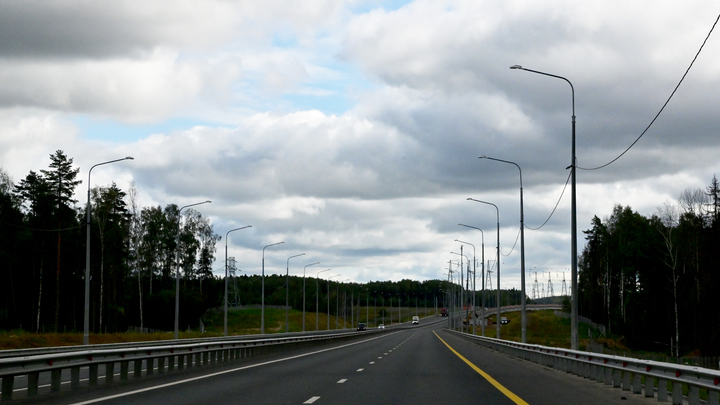 Полный школьников автобус перевернулся на трассе в Подмосковье: Источник сообщил первые детали