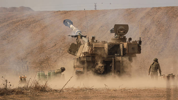 В Израиле предлагают сбросить ядерную бомбу на Иран. Эксперт предупредил: война на пороге