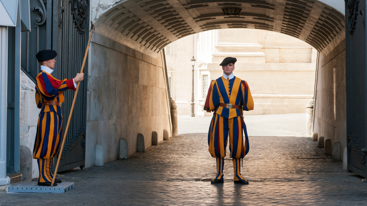 Blick: швейцарские гвардейцы в Ватикане репетируют похороны папы Римского