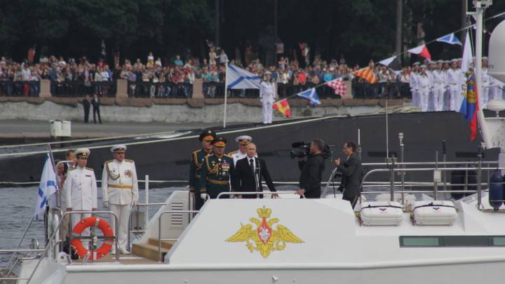 День ВМФ: Путин прибыл к зданию Главного Адмиралтейства на катере Раптор
