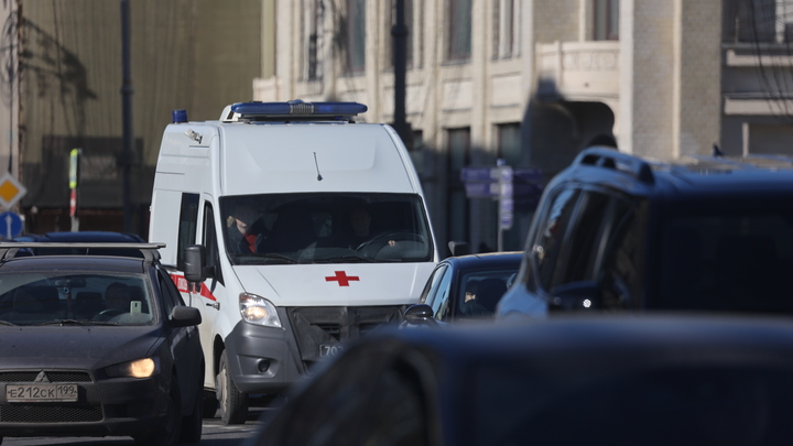 Автомобиль упал в реку на западе Москвы