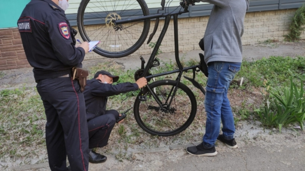 Догнать велосипед. Кража велосипеда. Украл велосипед. Похитил велосипед. Полиция на велосипедах.