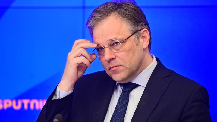 Мирошник назвал звериной истерикой пост Ермака с картинкой горящего Кремля