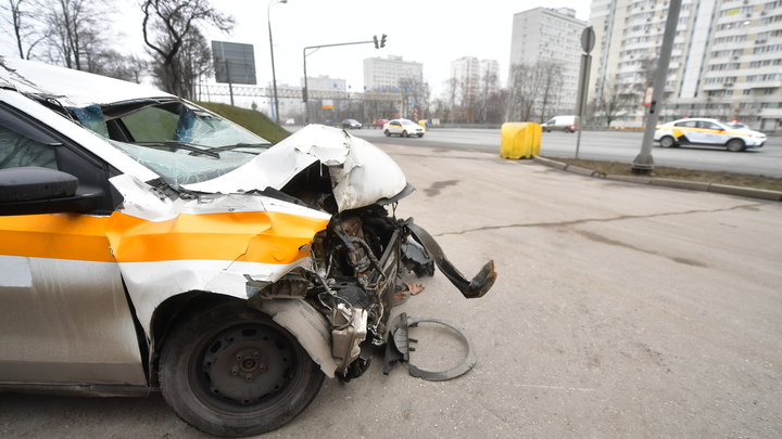 В центре Новосибирска произошло ДТП: Автомобиль вылетел на пешеходную зону