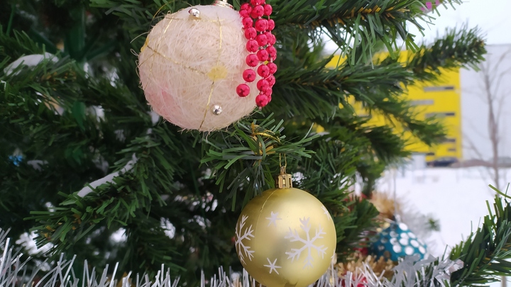 В посёлке Мостовском на центральной площади ветром повалило новогоднюю ёлку