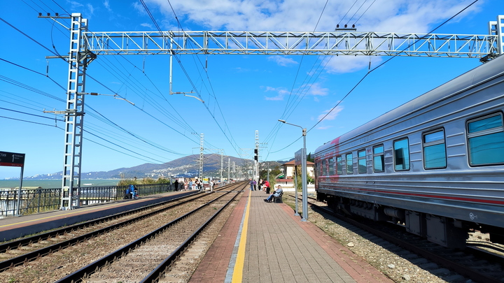 В Подмосковье женщина на иномарке влетела в движущуюся электричку