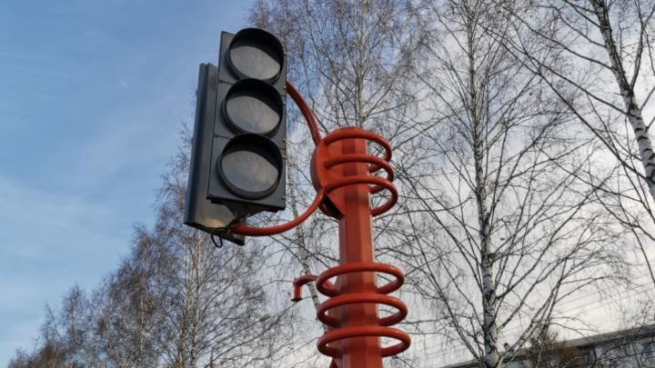 На оживленном перекрестке в Кемерове отключат светофор из-за аварийных работ