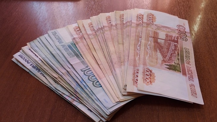 Бухгалтер новокузнецкого аэропорта получил 2,3 млн рублей за вымышленных работников