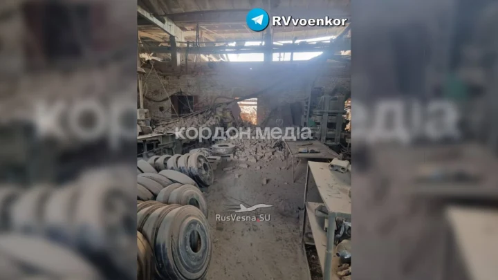 Появились первые кадры последствий прилета баллистической ракеты в Сумах