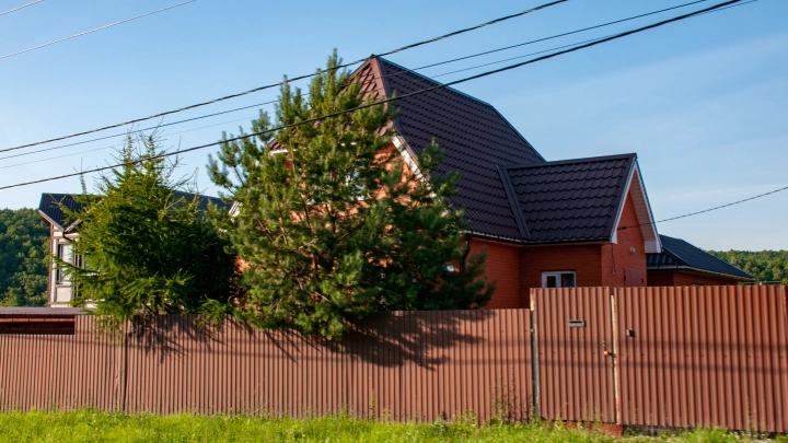 Как правильно поставить забор на даче, чтобы не превратить участок в поле боя с соседями