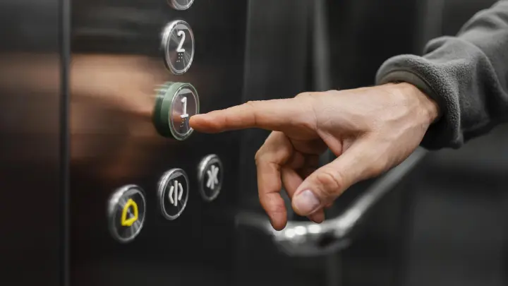 Лифт станет роскошью? Эксперты указали на грустное будущее многоэтажек