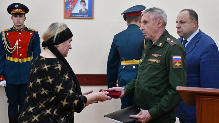 В Шуе матери погибшего в СВО капитана Алексея Марченкова вручили Орден Мужества