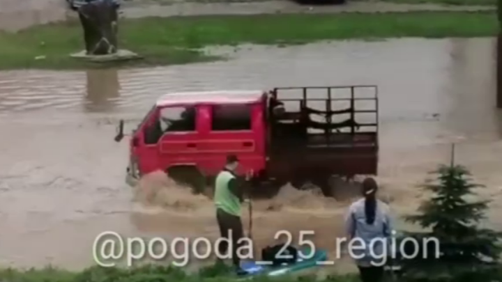 Заплыв упорного доставщика еды во Владивостоке попал на видео