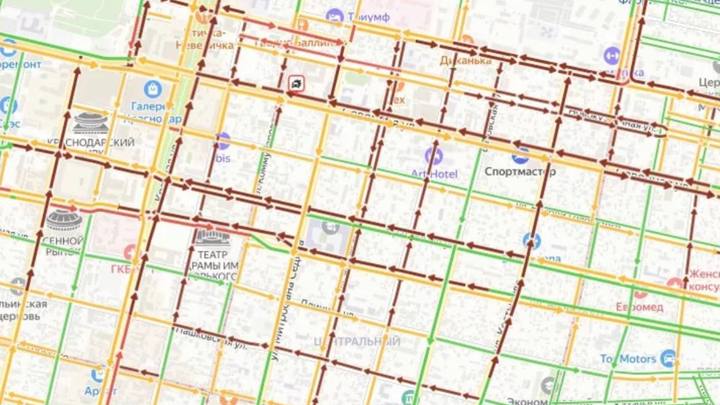 Автомобилисты Краснодара застряли в 10-балльных пробках