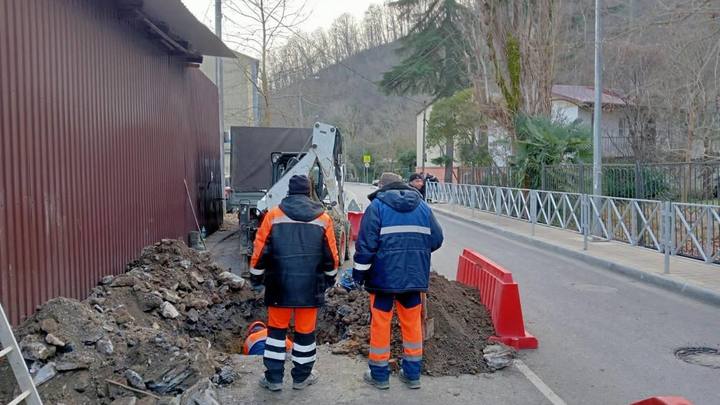 В Сочи дорожники засыпали коллекторы мусором и закатали их в асфальт