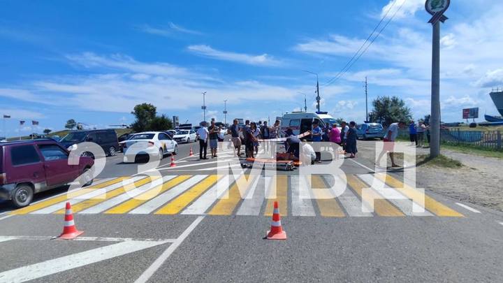 В Темрюке мотоциклист въехал в толпу пешеходов на зебре, шестилетняя девочка погибла