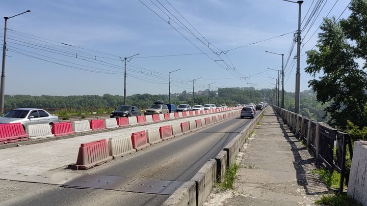 В Новокузнецке на средние полосы Запсибовского моста укладывают дорожное полотно