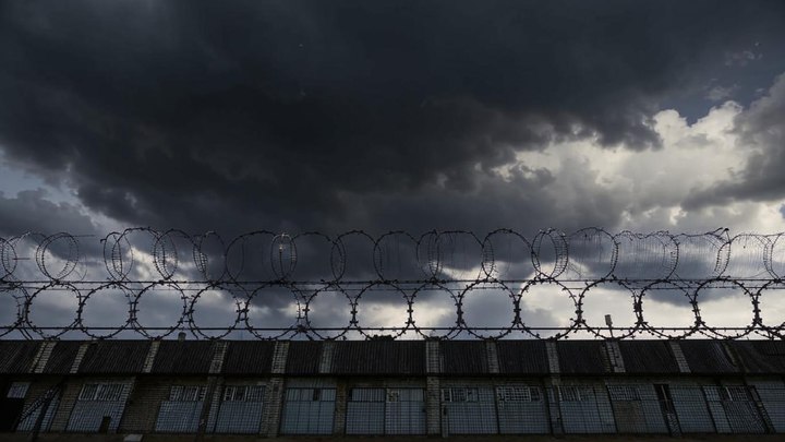 В Петербурге отправили под стражу 15-летнего подростка, который избил на камеру сверстника