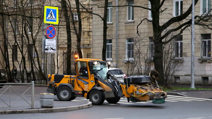 Дороги Челябинска начали мыть и пылесосить