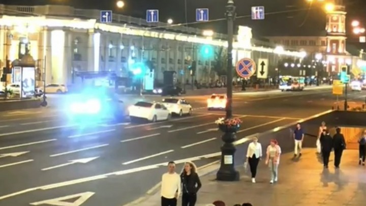 Хотел снять номера и убежать: водитель на джипе собрал пять машин на Невском проспекте