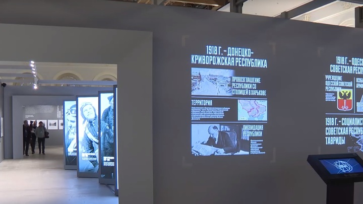 Владимир Путин осмотрел выставку Украина. На переломах эпох в Манеже