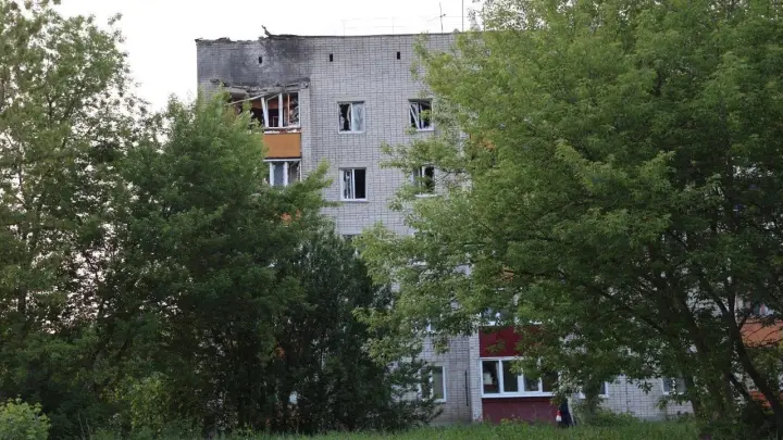Атака дронов на Липецкую область: БПЛА упал на крышу дома, пожар на заводе в Ельце, видео
