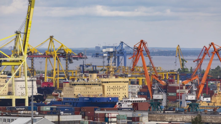 Взрыв неизвестного характера привёл к утечке жидкого аммиака в петербургском порту