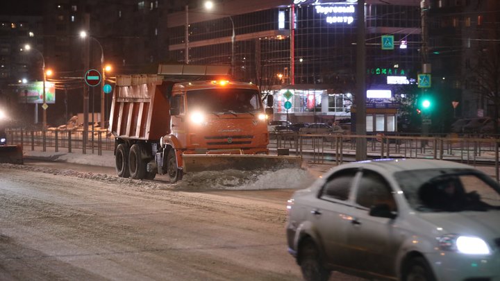 Краснодарские дороги ночью продолжат обрабатывать от снега и гололёда