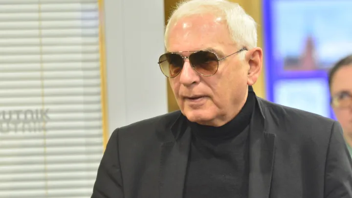 Неудобно получилось. Шахназаров жалеть прозевавших сенсацию не стал: У меня вопросы, извините