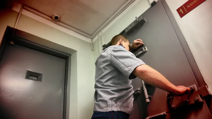 Маньяк, лишивший жизни 9-летнюю девочку, добивается УДО - прикрывается инсультами