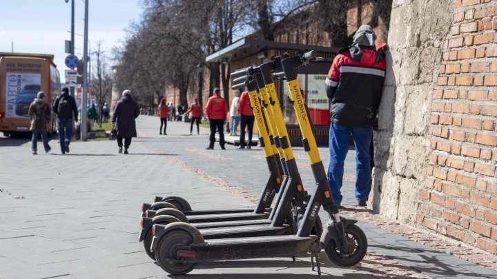Скорость прокатных самокатов в России понизили до 20 км/час