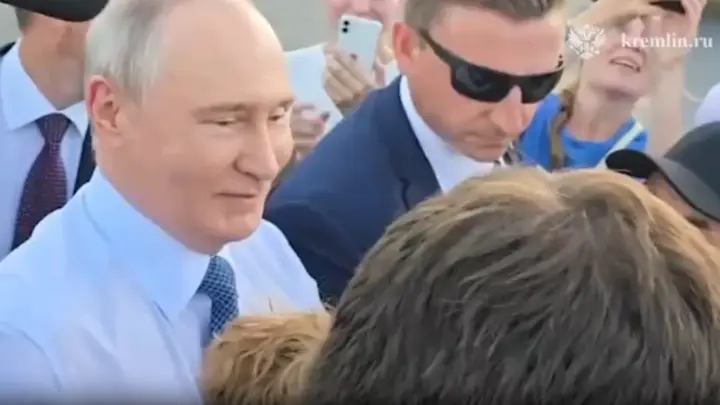 Новосибирцы делятся кадрами встречи с Путиным: что удивило журналиста Чея Боуза