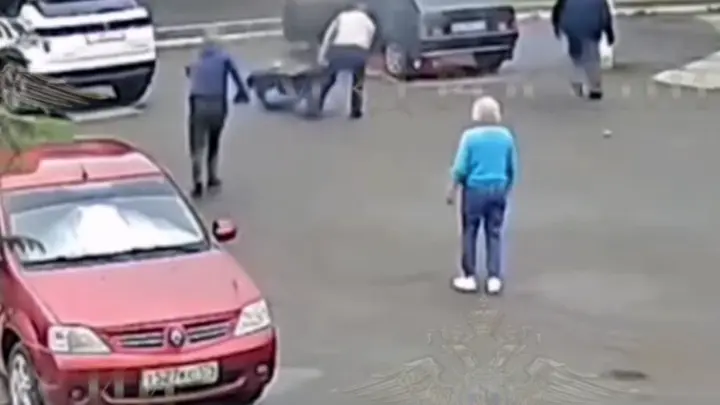 Челябинский полицейский бросился к горящей машине с людьми