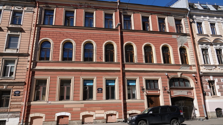Старинный дом в центре Петербурга начал рушиться на глазах: Кусок стены чуть не убил прохожих