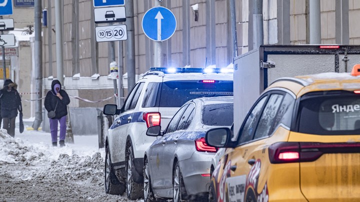 Группа неизвестных избила подростков возле торгового центра в Москве