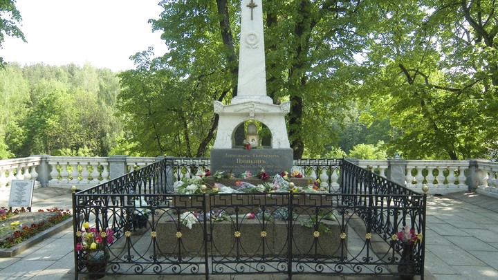 Могилу Александра Пушкина отреставрировали силами духовенства