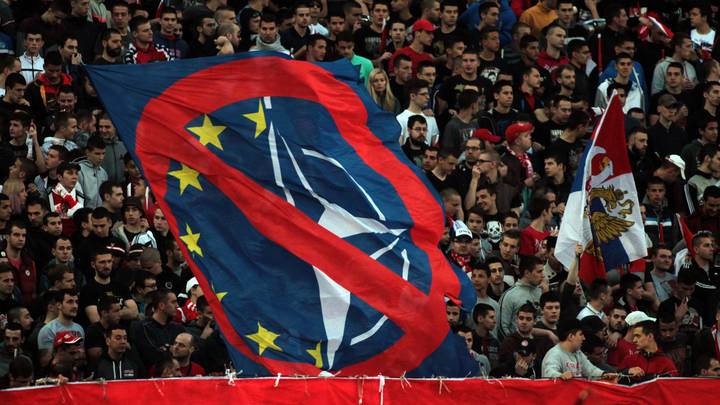 Детей мы вам не простим!: Сербы с фаерами вышли на митинг против НАТО