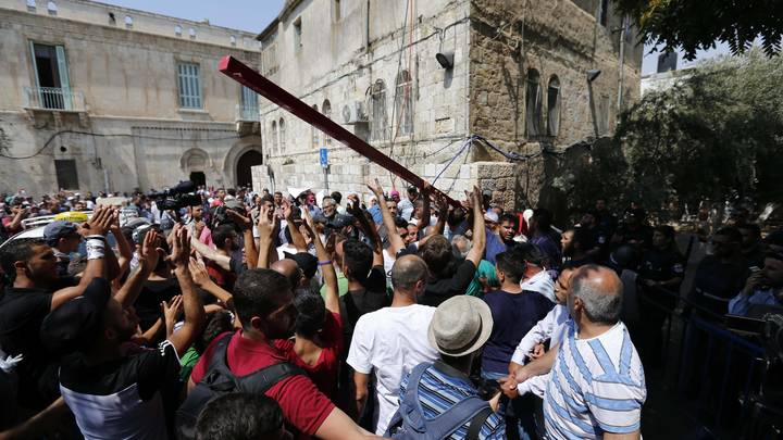 Полиция допустит на молитву к Храмовой горе только женщин и мужчин старше 50 лет