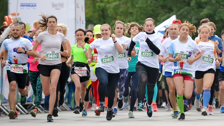 Пенсионер из Новосибирска попал в Книгу рекордов России, пробежав 100 марафонов босиком