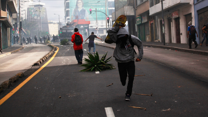 Протестующие в Эквадоре устроили кастрюльный бунт у посольства России