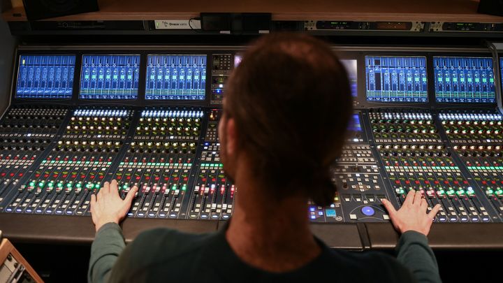 Сколько можно слушать предателей? Музыку иноагентов отказываются вычищать из радиоэфиров