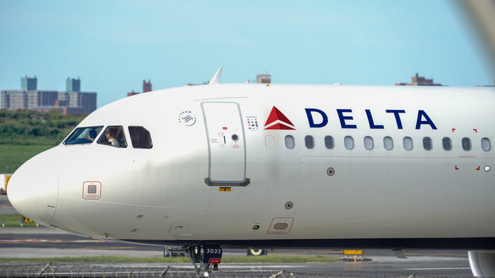 Маска - не спасение: Американца сняли с рейса за одну фразу