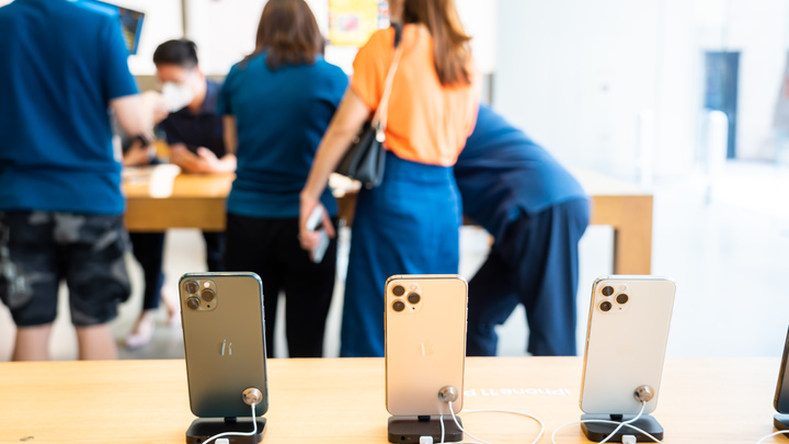 Вот и весь дизайнерский секрет: Стюардесса высмеяла новинки iPhone