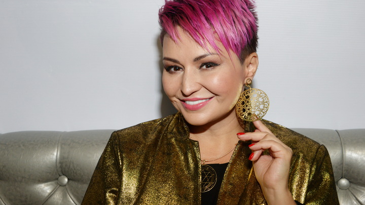 На русском языке: Катя Лель увидела тайный знак в том, что иностранцы с ума сходят по её хиту