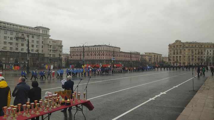 Легкоатлетическая эстафета в Челябинске началась под проливным дождем