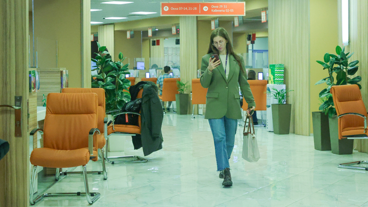 Разрыва быть не должно: Путин поручил правительству отработать новую модель зарплаты бюджетников