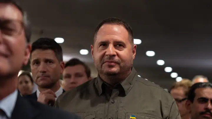 Украинский Ермак на Давосе внезапно стал издавать странные звуки в микрофон